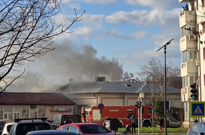 Incendiu la acoperișul unei case din Focșani, intervenție în desfășurare