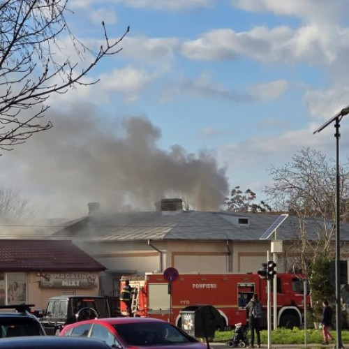 Incendiu la acoperișul unei case din Focșani, intervenție în desfășurare