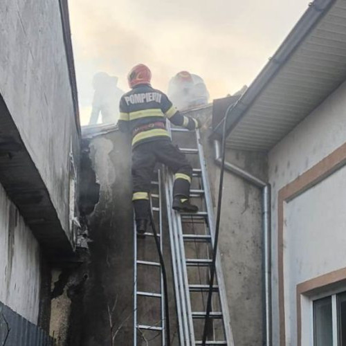 Incendiu localizat la o casă din Focșani, intervenție în desfășurare
