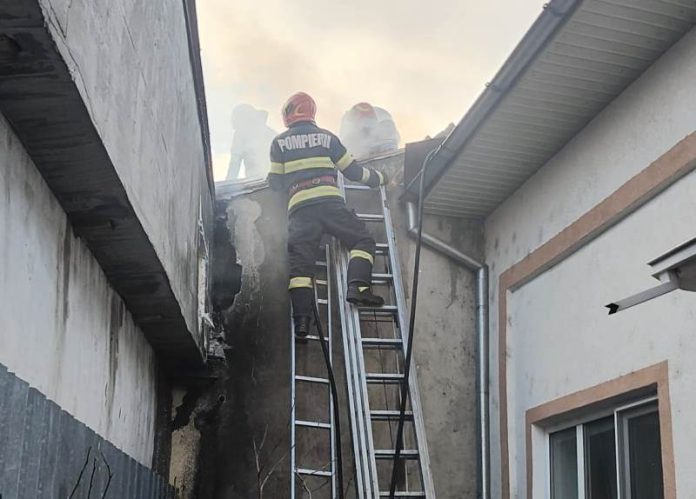 Incendiu localizat la o casă din Focșani, intervenție în desfășurare