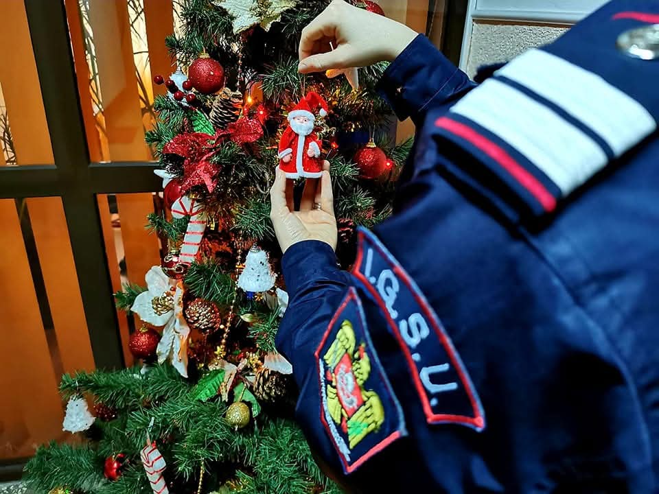 Pompierii avertizează asupra riscurilor incendiilor la împodobirea bradului de Crăciun