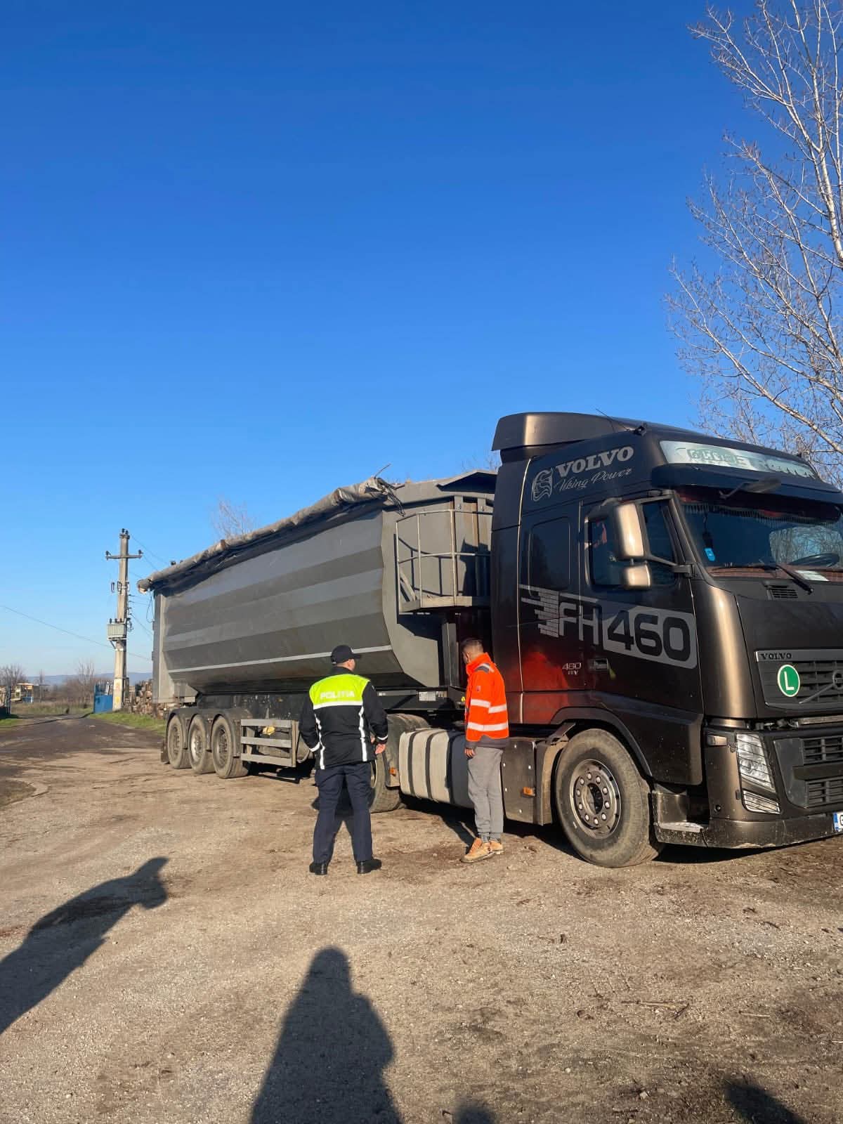 Transport ilegal de lemn identificat de polițiști pe DN 67 în Halânga