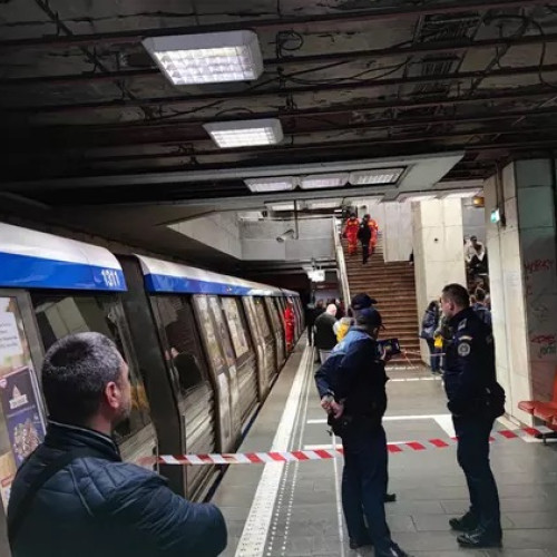 Femeie lovită de metrou la o stație din Capitală; intervenție dificilă la fața locului