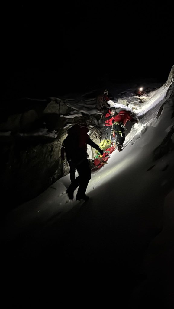 Misiune de salvare în Munții Făgăraș pentru un turist rănit grav într-un jgheab