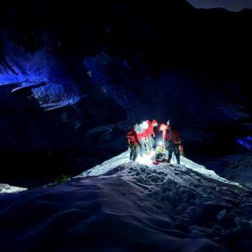 Salvamontiștii din Sibiu și Argeș salvează un turist accidentat la Vârful Netedu