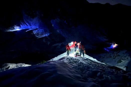 Salvamontiștii din Sibiu și Argeș salvează un turist accidentat la Vârful Netedu