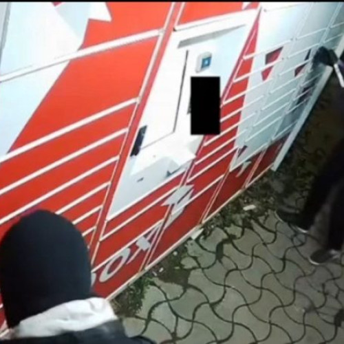 Doi tineri cercetați după ce au încercat să fure produse din easybox în Bacău