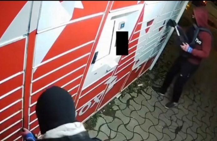 Doi tineri cercetați după ce au încercat să fure produse din easybox în Bacău