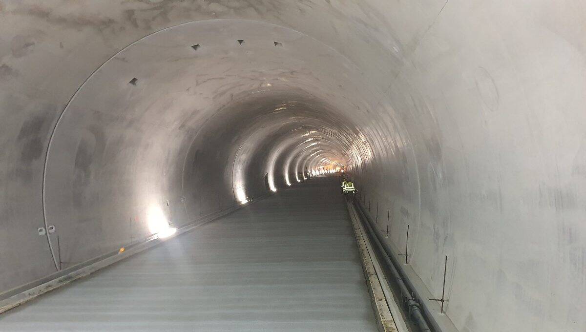 Finalizată turnarea betonului rutier în tunelul Curtea de Argeș al autostrăzii A1