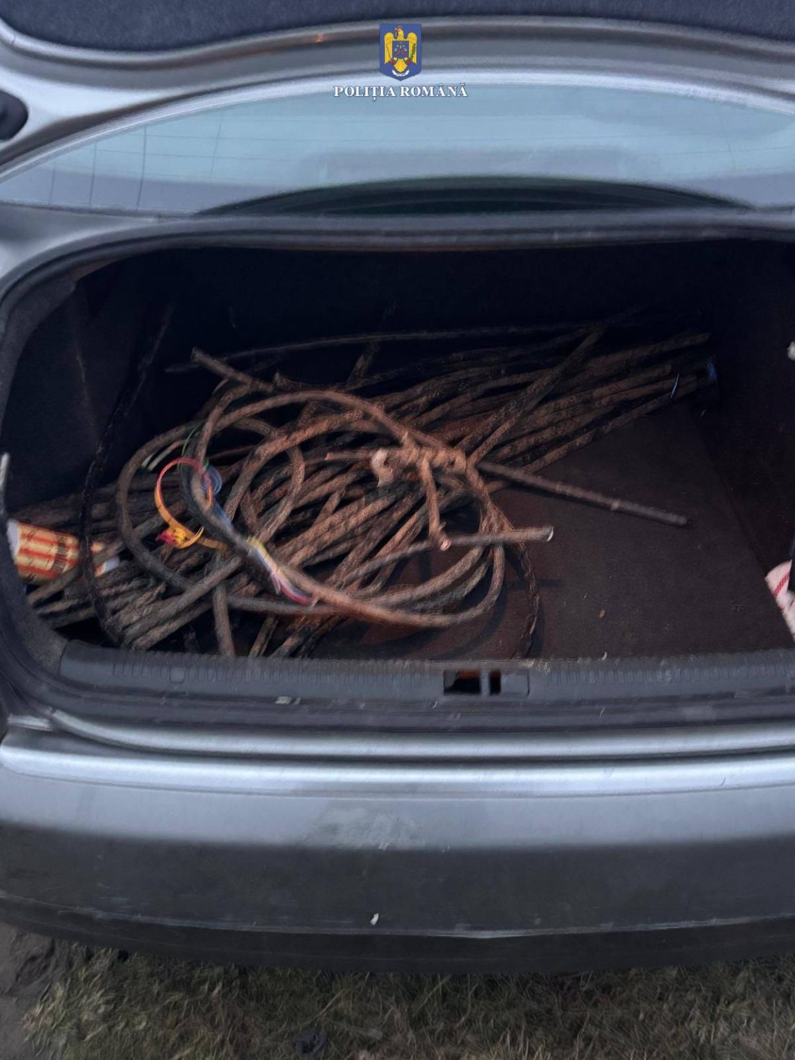 Cinci bărbați arestați pentru furt de cabluri care au perturbat traficul feroviar