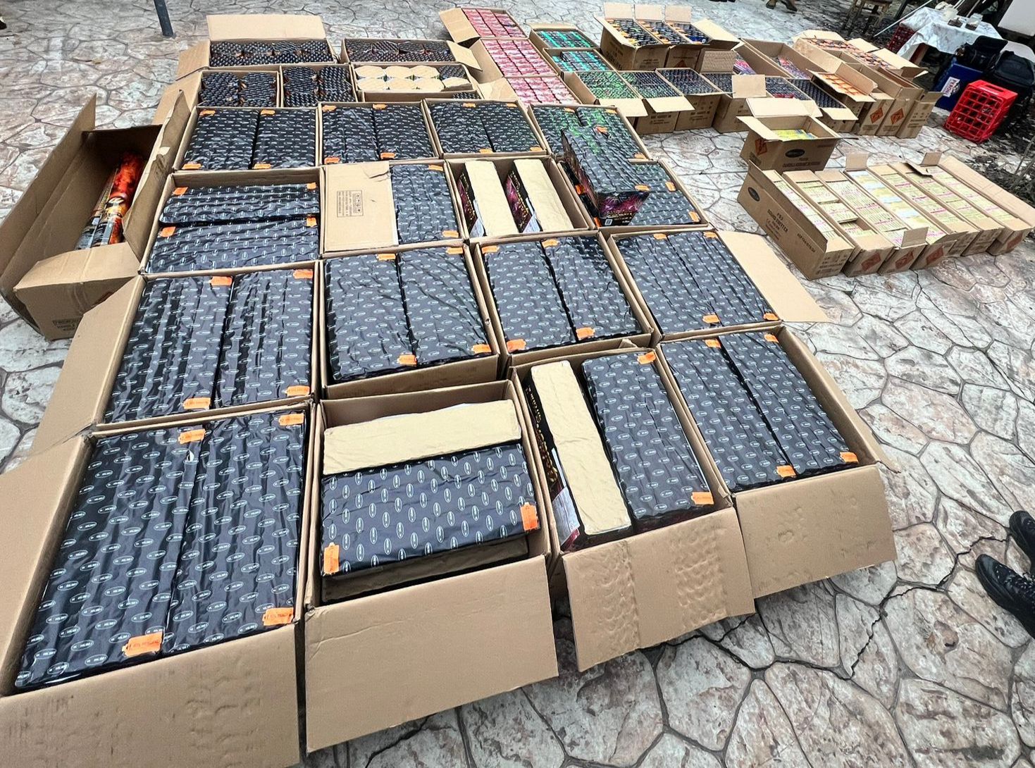 Percheziții la Botoșani pentru deținerea ilegală a articolelor pirotehnice