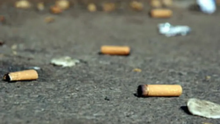 Trotuarul din fața unei clinici de pe strada Andrei Mureșanu, plin de gunoaie