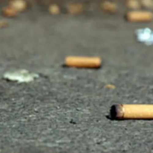 Trotuarul din fața unei clinici de pe strada Andrei Mureșanu, plin de gunoaie