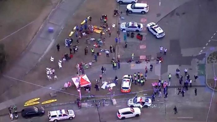 Atac armat pe plaja Bondi din Australia: un atacator ucis, 12 răniți