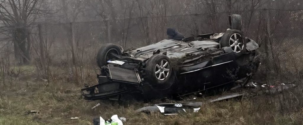 Șofer amendat după ce a abandonat mașina răsturnată lângă Târgu Jiu