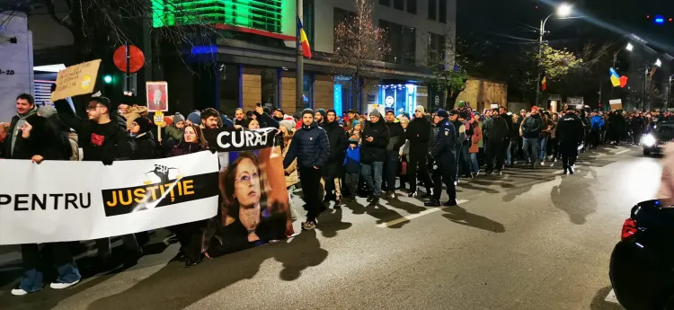 Mii de clujeni protestează pentru independența justiției și marchează prin centrul orașului