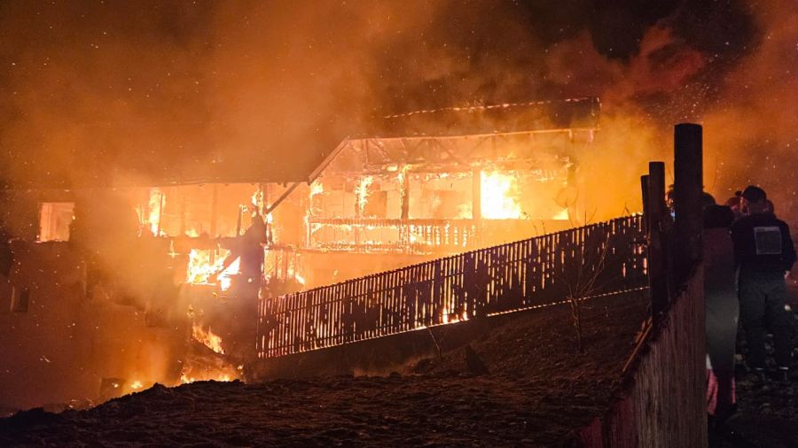 Incendiu puternic la o gospodărie din Gura Văii, județul Bacău