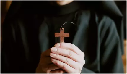 Bărbat deghizat în călugăriță cerșea în trenul Iași-Cluj, filmat de pasageri