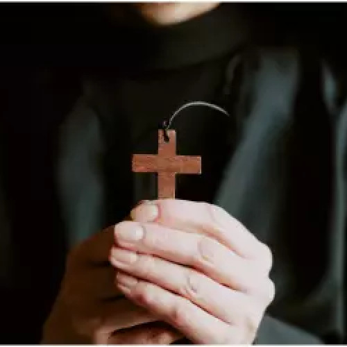 Bărbat deghizat în călugăriță cerșea în trenul Iași-Cluj, filmat de pasageri