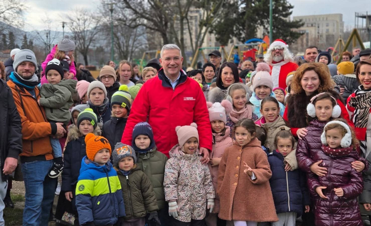 PSD Brașov oferă daruri copiilor în centrul orașului înainte de Crăciun