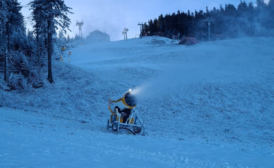 În masivul Postăvaru a început producția de zăpadă artificială