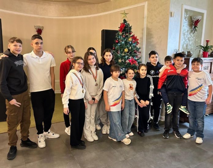 Cupa Valea Trotușului la înot a reunit sportivi tineri din trei județe