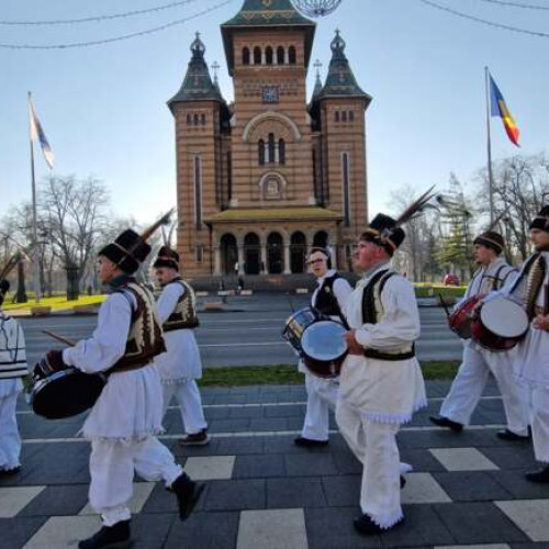 Peste 250 de colindători din Timiș aduc tradițiile de Crăciun la Timișoara