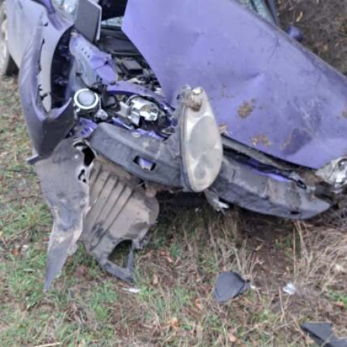 Un tânăr a ieșit cu mașina de pe DN 6, o pasageră a fost rănită