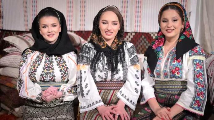 Trei tinere din Vrancea lansează un colind dedicat tradițiilor locale de Crăciun