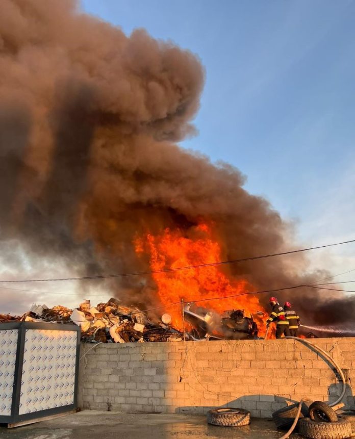 Incendiu de amploare la centrul de colectare din Slobozia Bradului