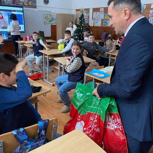 Copiii din Lungulețu au primit daruri și mesaje de sărbători din partea primăriei