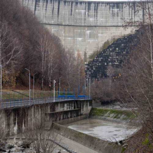 Autorităţile încep proceduri pentru repornirea hidroagregatelor de la Barajul Paltinu