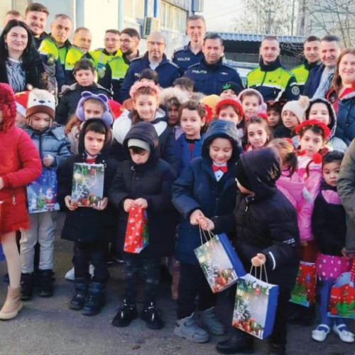 Elevi din Bărcănești au colindat angajații Serviciului Rutier Prahova