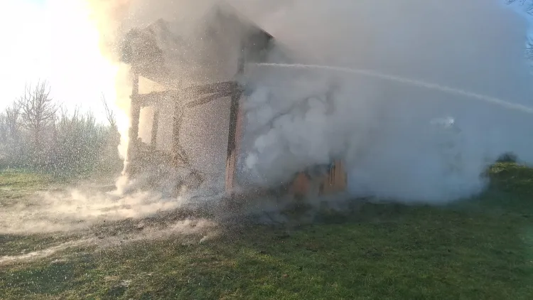 Pompierii sting rapid un incendiu la o cabană din Gârbă