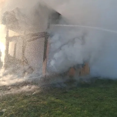 Pompierii sting rapid un incendiu la o cabană din Gârbă