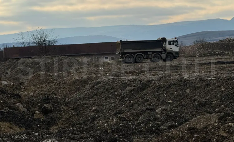 Locuitorii din Cluj semnalează depozitări ilegale masive de deșeuri și pământ lângă Bulevardul Muncii