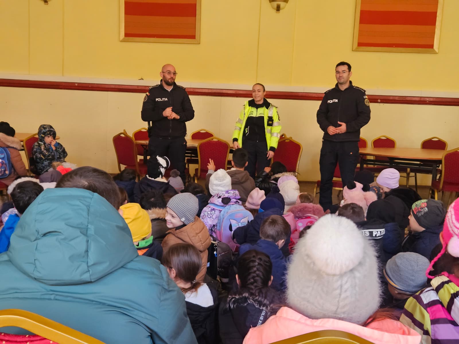 Polițiștii au instruit elevii despre regulile de circulație și siguranța personală