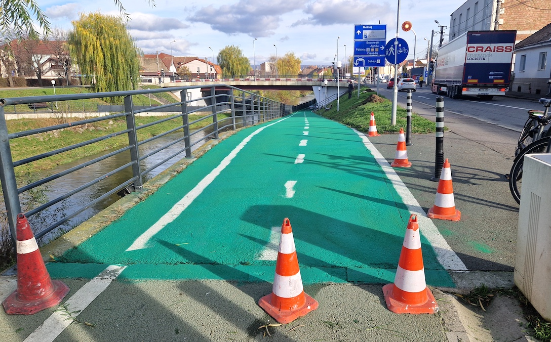 Primăria Sibiu vopsește pistele de biciclete pentru a spori siguranța pe malul Cibinului