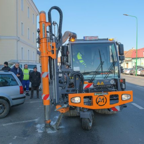 Compania Apa Brașov testează un utilaj unic pentru curățarea gurilor de scurgere