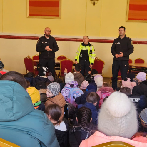 Polițiștii au discutat cu elevii despre siguranța circulației și protecția personală