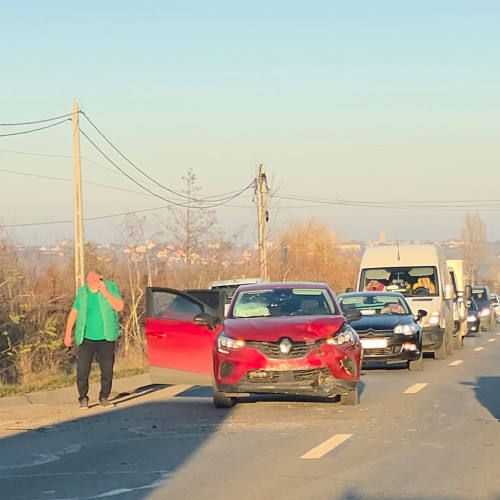 Renault implicat într-un accident cu o combină pe drumul Botoșani-Suceava