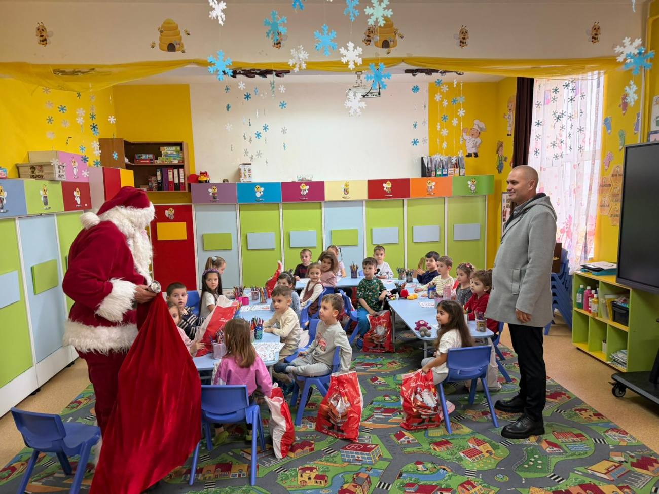 Primarul din Crevedia oferă daruri copiilor din școli și grădinițe înainte de Crăciun