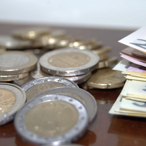 Leul se depreciază înainte de Crăciun pe fondul cererii comerciale și aversiunii la risc