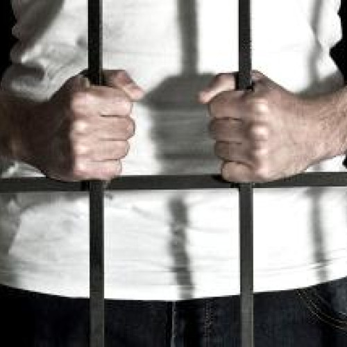 Tânăr din Hunedoara condamnat la 8 ani după ce a ucis tatăl vitreg