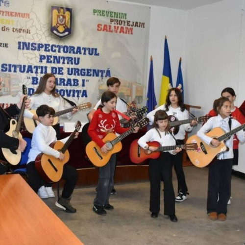 Copiii aduc spiritul sărbătorilor și interesul pentru meseria de salvator la ISU Dâmbovița