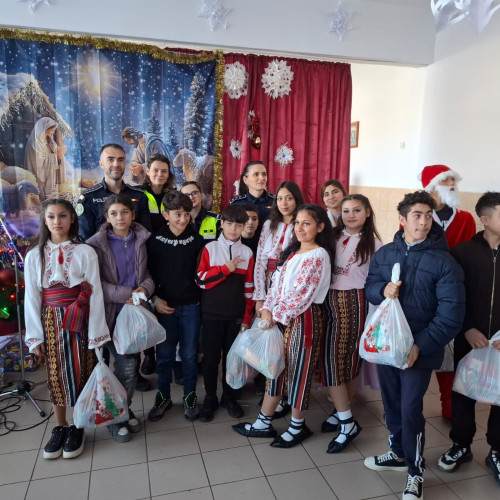 Polițiștii din Vaslui aduc bucurie copiilor de la Centrul Şcolar pentru Educaţie Incluzivă Negreşti