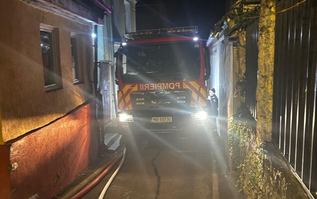 Pompierii intervenează pentru stingerea unui incendiu într-un apartament din Brașov