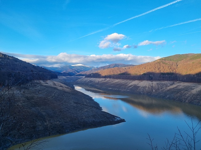 Lacul Vidraru scade cu 100 de metri în urma celei de-a doua etape de golire