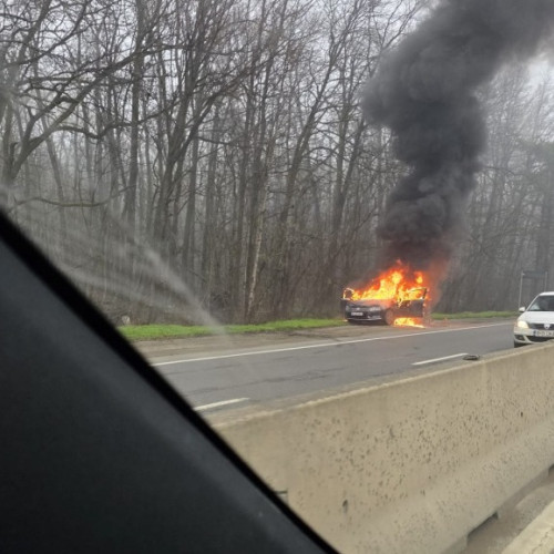 Mașină cuprinsă de flăcări blochează traficul pe DN1 în județul Ilfov