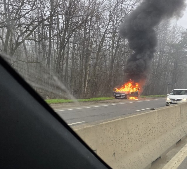 Mașină cuprinsă de flăcări blochează traficul pe DN1 în județul Ilfov